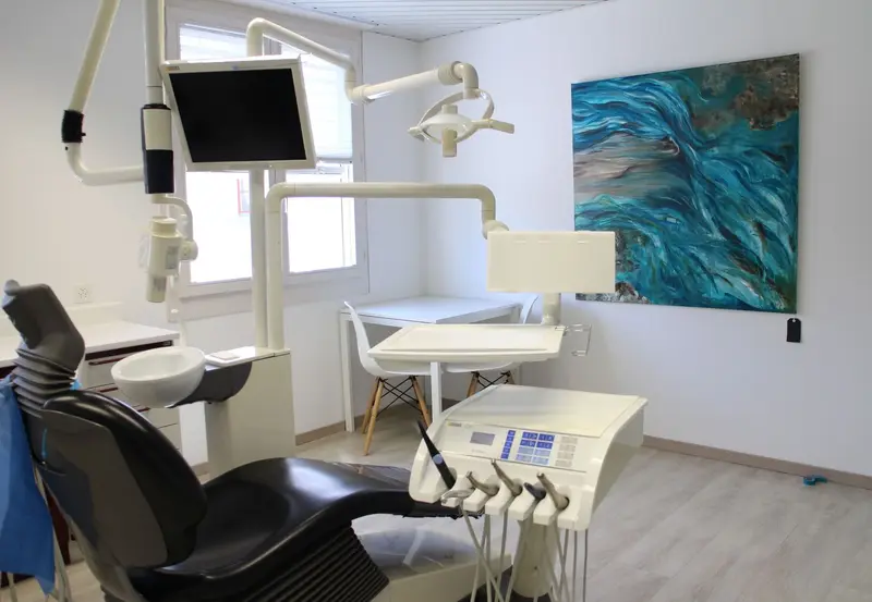 Behandlungszimmer der Zahnarztpraxis im Flecken